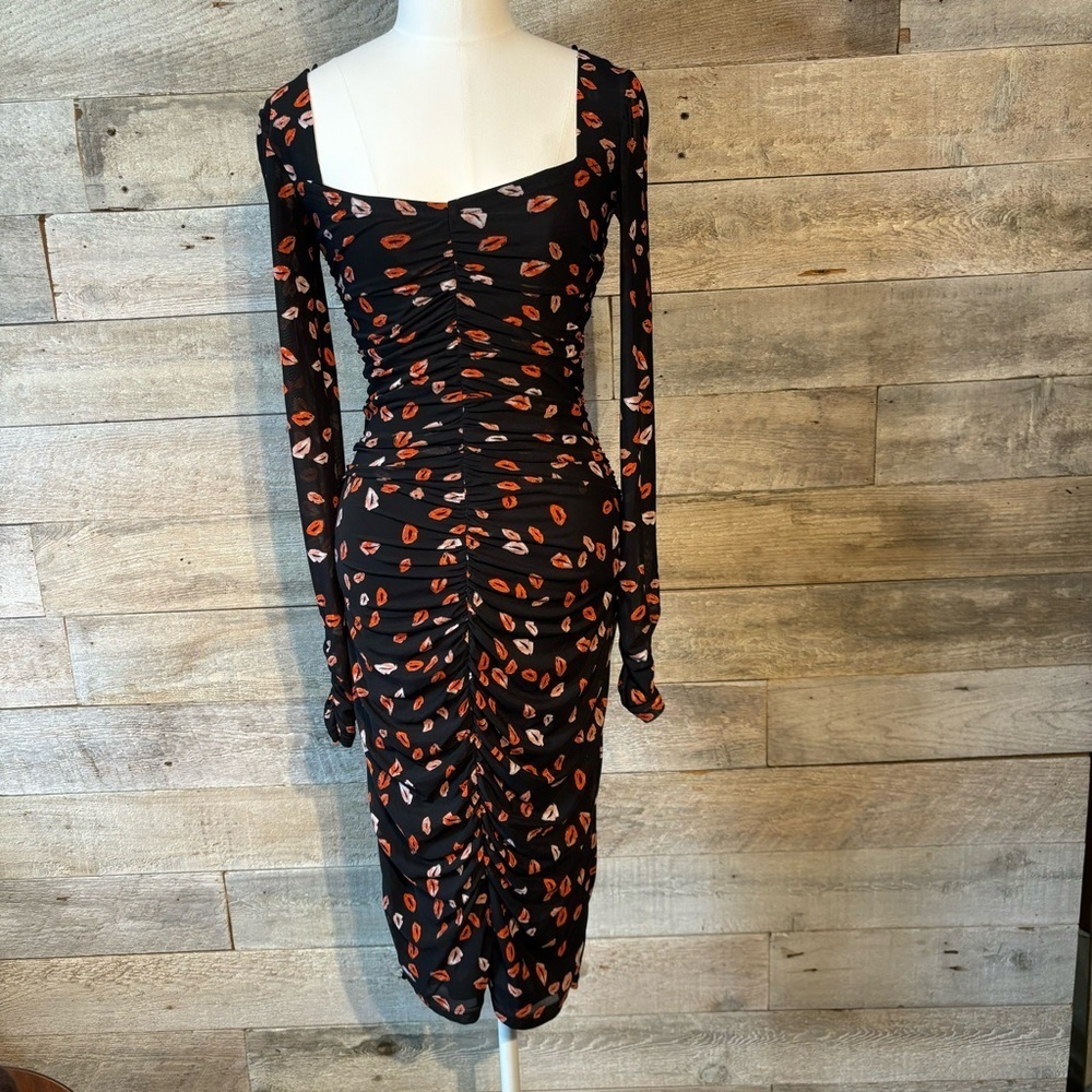Roxy Earle x Le Chateau women’s ruched lip lipstick print midi dress in size 2